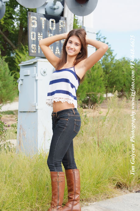 Overland,Park,arboretum,portraits,Downtown,buildings,Kansas,City,Overland,Park,senior,pictures,affordable,